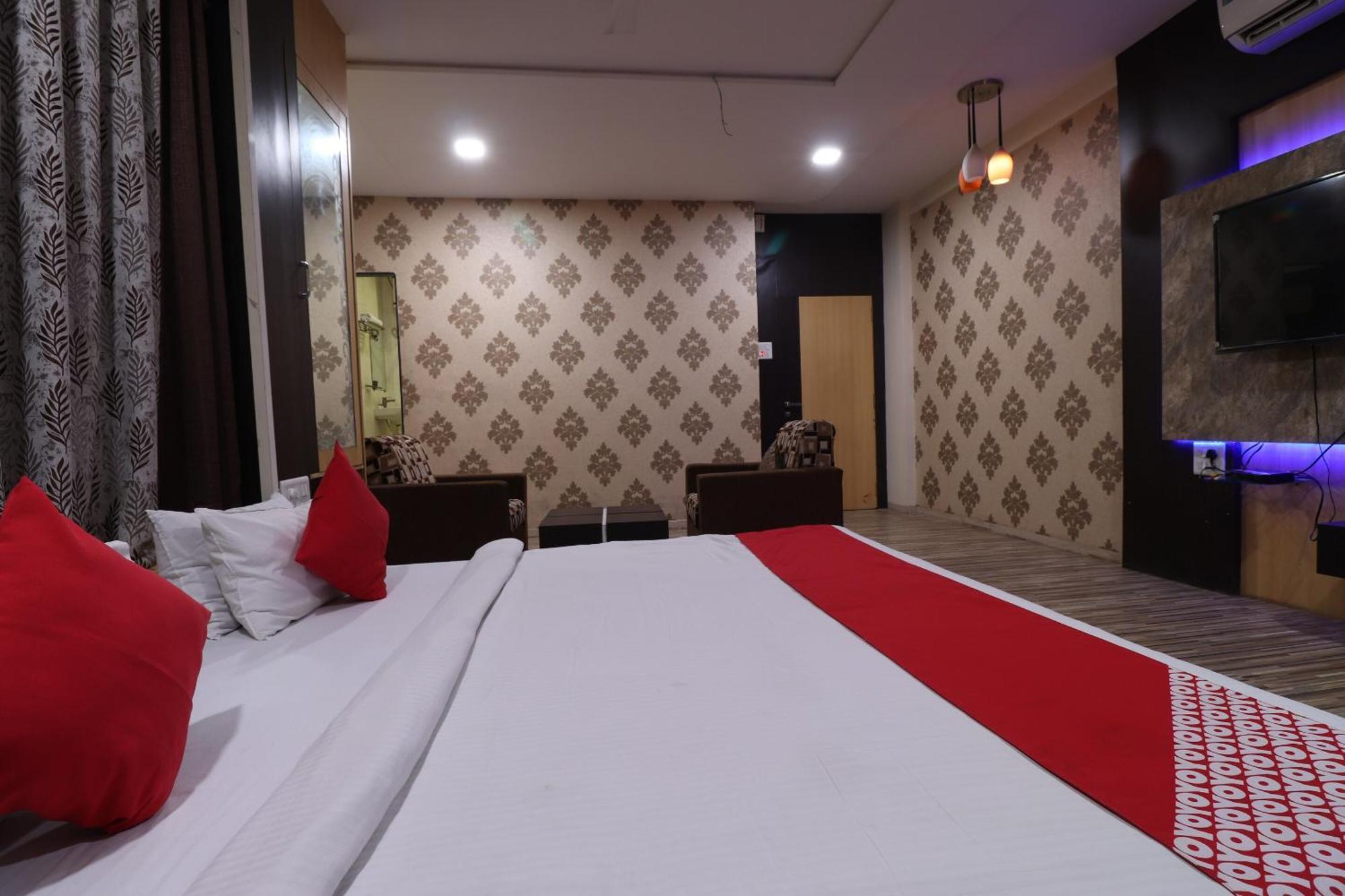 Hotel O Shri Sai Niwara Lodge Dhule 외부 사진